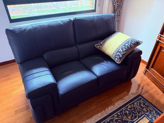 Sofá de polipiel azul