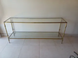 Mesa de centro cristal y metal dorado.