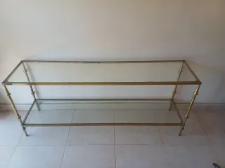 Mesa de centro cristal y metal dorado.