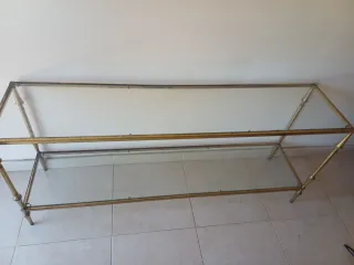 Mesa de centro cristal y metal dorado.