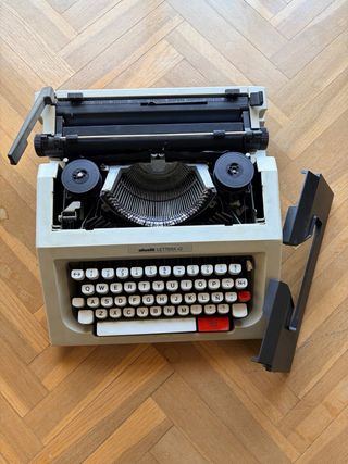Máquina de escribir Olivetti Lettera 42