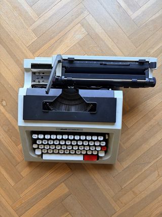 Máquina de escribir Olivetti Lettera 42
