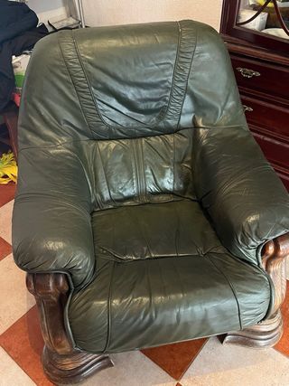 Sofá de piel verde y madera de Roble macizo