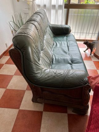 Sofá de piel verde y madera de Roble macizo