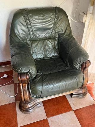 Sofá de piel verde y madera de Roble macizo