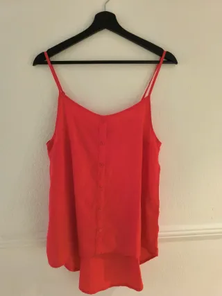 Camiseta tirantes roja con botones
