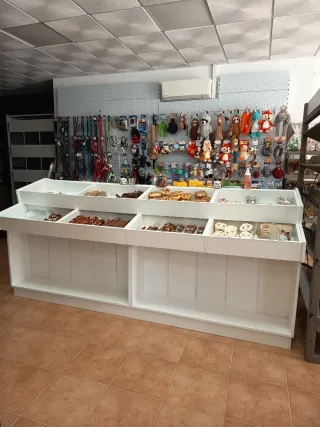 Mesa de madera con compartimentos en blanco