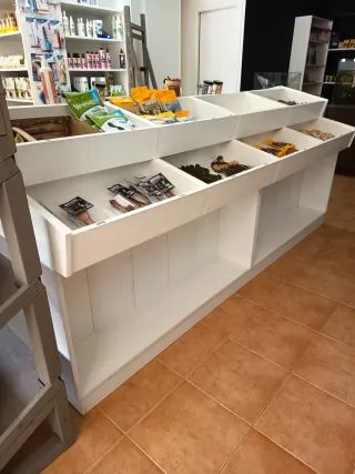 Mesa de madera con compartimentos en blanco