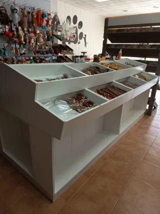 Mesa de madera con compartimentos en blanco