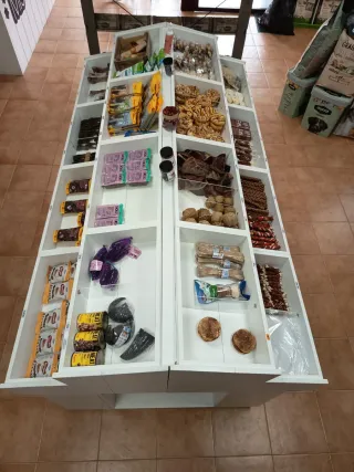 Mesa de madera con compartimentos en blanco