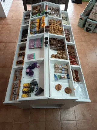 Mesa de madera con compartimentos en blanco