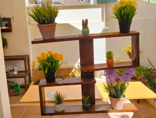 Estantería rústica de madera