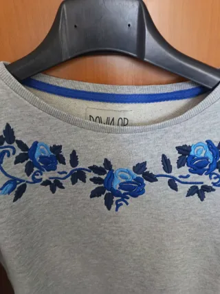 Felpa grigia S con ricamo floreale blu