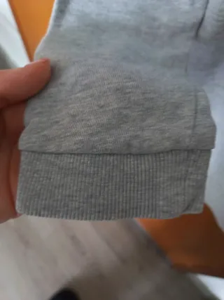 Felpa grigia S con ricamo floreale blu