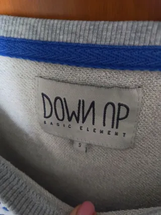 Felpa grigia S con ricamo floreale blu