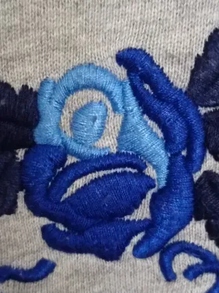 Felpa grigia S con ricamo floreale blu