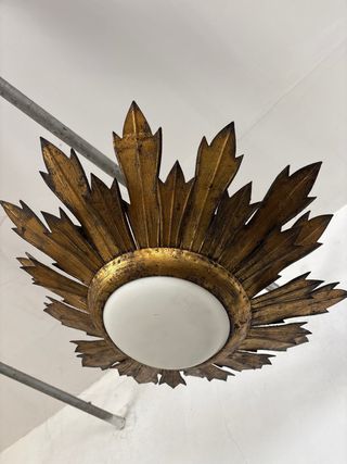 Antigua lampara de techo de sol dorado metal