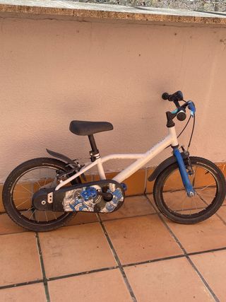Bicicleta infantil blanca y azul