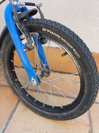 Bicicleta infantil blanca y azul