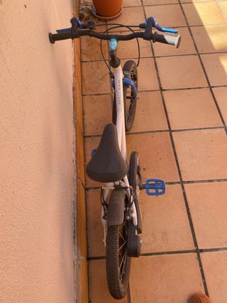 Bicicleta infantil blanca y azul