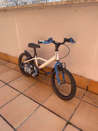 Bicicleta infantil blanca y azul