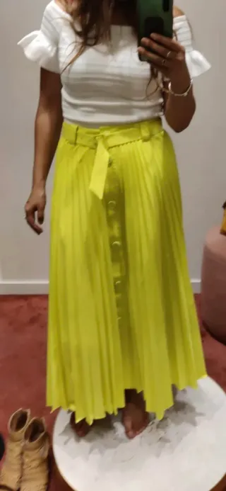 Falda amarilla plisada con cinturón