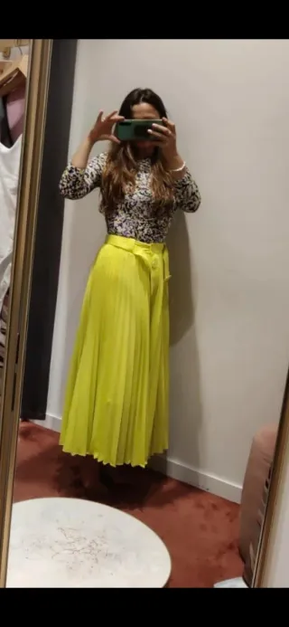 Falda amarilla plisada con cinturón