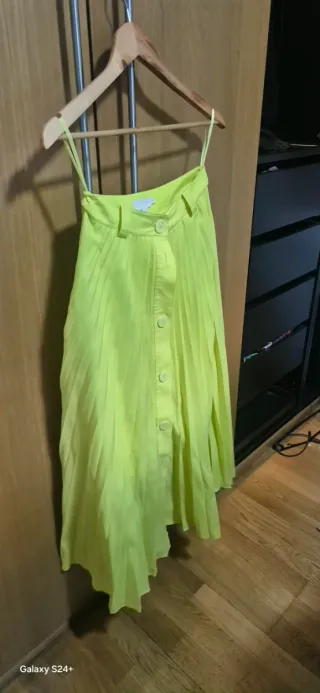 Falda amarilla plisada con cinturón