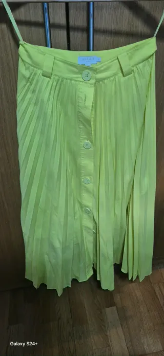 Falda amarilla plisada con cinturón