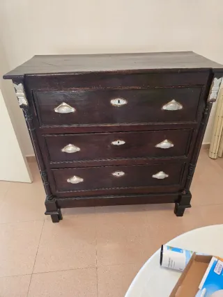 Cómoda antigua de madera