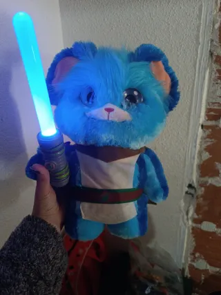 Muñeco azul con sable de luz
