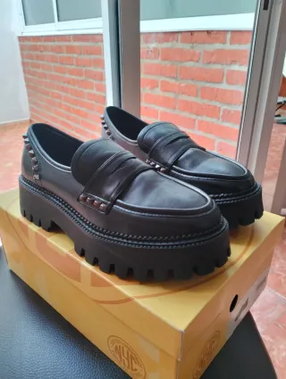 Mocasines negros con tachuelas