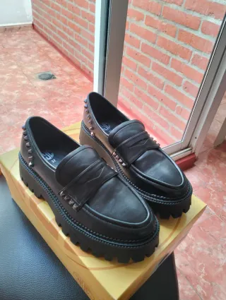 Mocasines negros con tachuelas