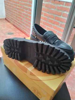 Mocasines negros con tachuelas