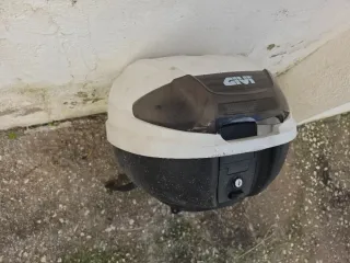 Baúl Givi Moto Negro y Blanco