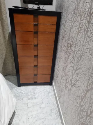 Armario puertas correderas madera oscura