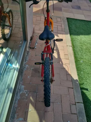 Bicicleta infantil roja