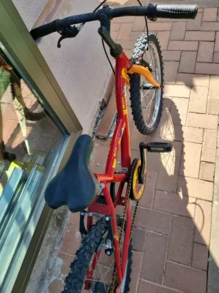 Bicicleta infantil roja
