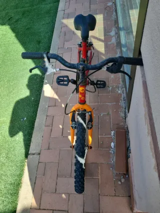 Bicicleta infantil roja