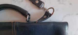 Maletín de cuero marrón con bandolera antiguo