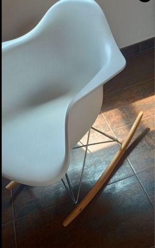urge! Mecedora blanca y madera
