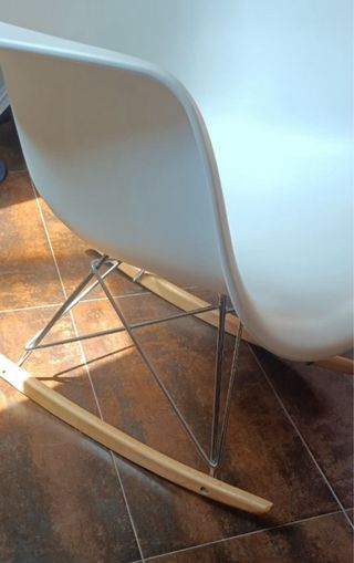 urge! Mecedora blanca y madera