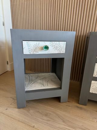 Mesitas de noche artesanales con motivos florales