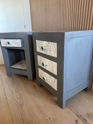 Mesitas de noche artesanales con motivos florales