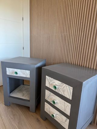 Mesitas de noche artesanales con motivos florales