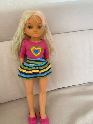 Muñeca Nancy pelo rubio y falda colorida