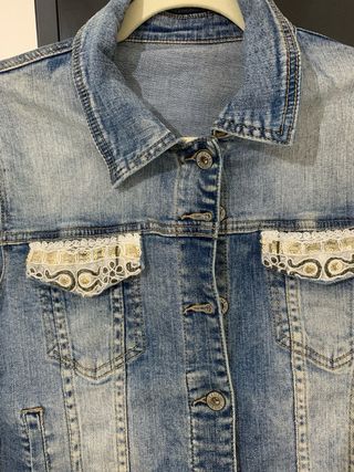 Cazadora denim bordada estilo boho