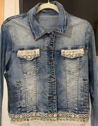 Cazadora denim bordada estilo boho