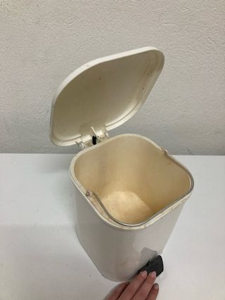 Papelera de baño pequeña