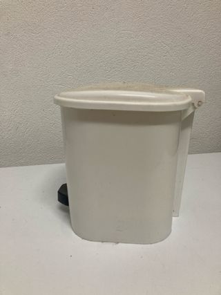 Papelera de baño pequeña